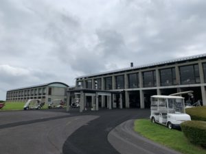 白河ゴルフ倶楽部でラウンド！広いフェアウェイにロッジ風のクラブハウスが印象的
